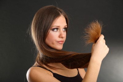 Atasi Rambut Bercabang dengan Tips Ini